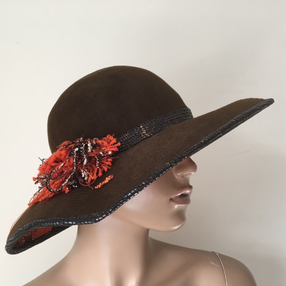 Susan van der Linde Hat